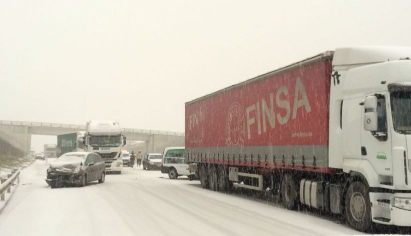 La carretera C-25 afectada por la nieve