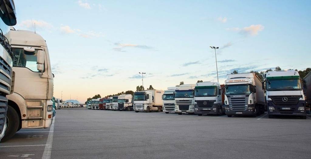 Imagen de varios camiones aparcados
