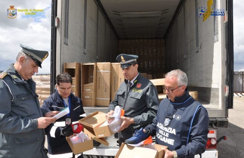 Agentes revisando el calzado incautado