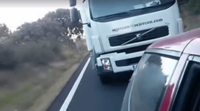 CAMIONACOSACOCHE.jpg