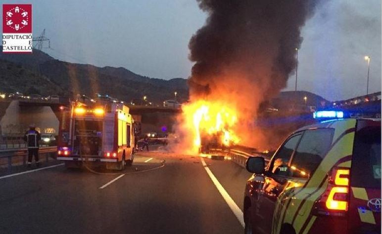 Imagen del camión que se ha incendiado en la A-7 en Castellón
