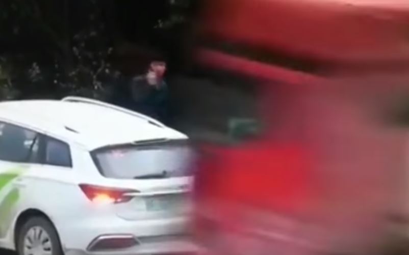 Imagen del momento en el que camión arrolla al coche