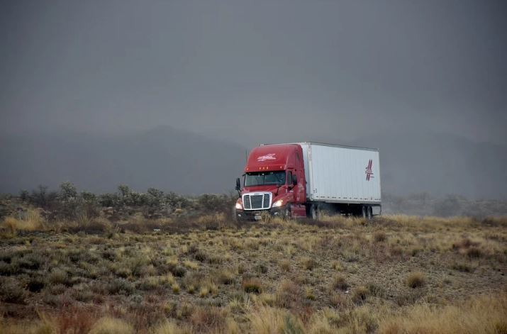 Imagen de un camión en carretera