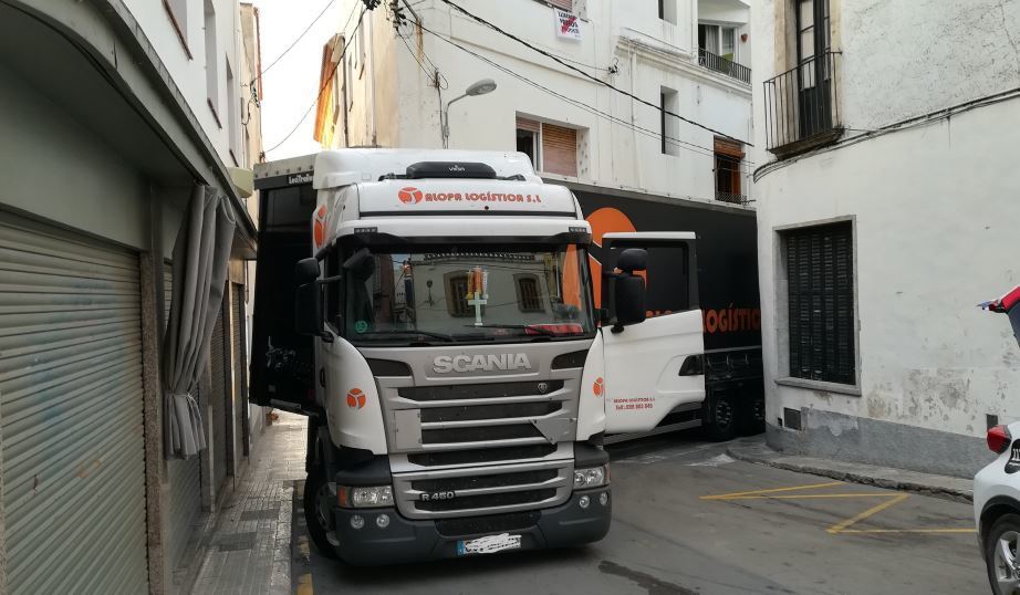 Imagen del camión atascado entre dos calles