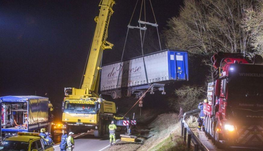 Intervención de la grúa para rescatar un camión atascado en Alemania