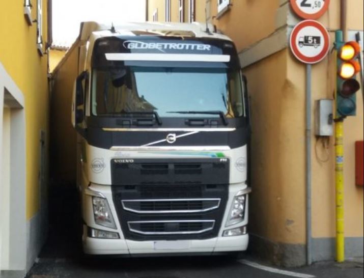 El camión español atascado en una calle de la localidad.