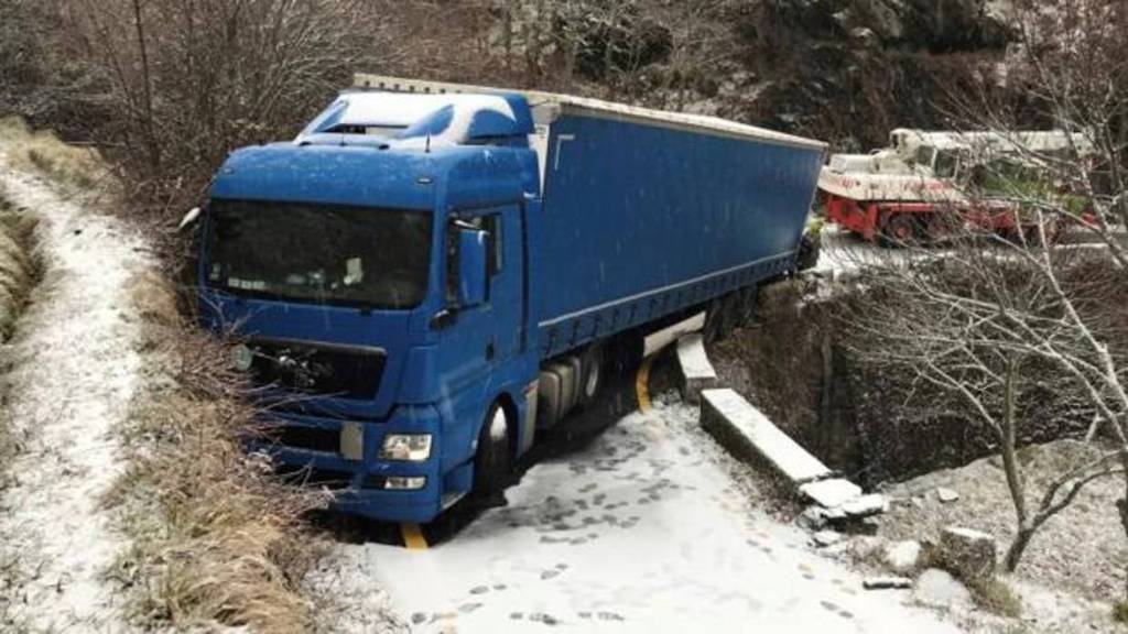 El camión atascado en Laza, este martes por la mañana - EFE/BRAIS LORENZO
