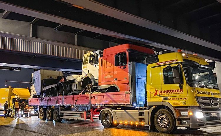 Imagen del camión atascado en un puente de Hamburgo