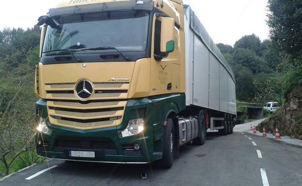 El camión quedó atrapado en la zona de Los Caños. / E. C.