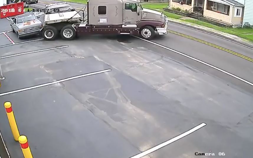 Imagen de un camión realizando un cambio de sentido