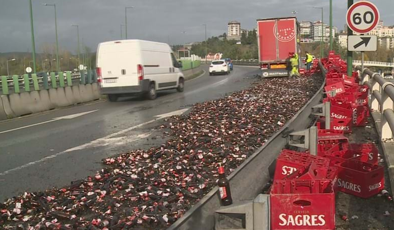 Imagen de la cerveza perdida por el camión