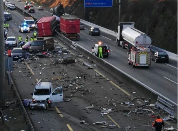 Imagen de la A-55 tras la pérdida de carga del camión