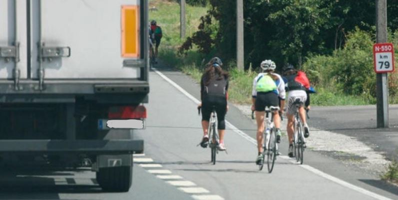 Imagen de unos ciclistas circulando por la carretera
