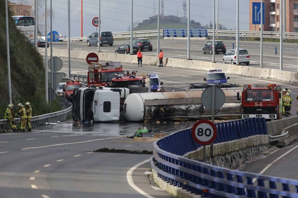 Un camión cisterna vuelca en la A-8,a la altura de la Peña,haciendo la tijera y forma un atasco total. FOTO LUIS ANGEL GÓMEZ. FOTO LUIS ANGEL GÓMEZ.