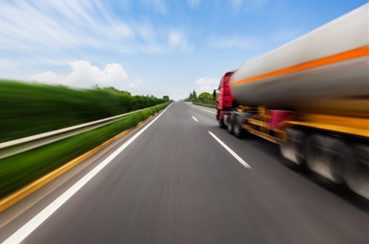 Un camión cisterna en carretera