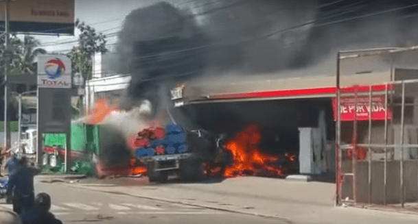 CAMIONCOCHACONGASOLINERA.jpg