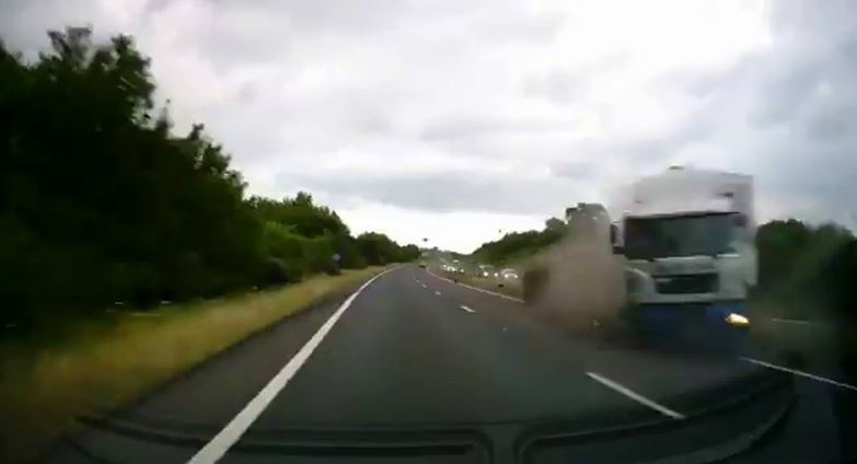 Un camión cruzando la mediana de una autopista inglesa