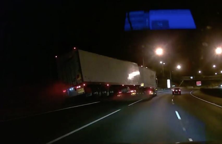 Momento en el que el remolque trasero pierde el control