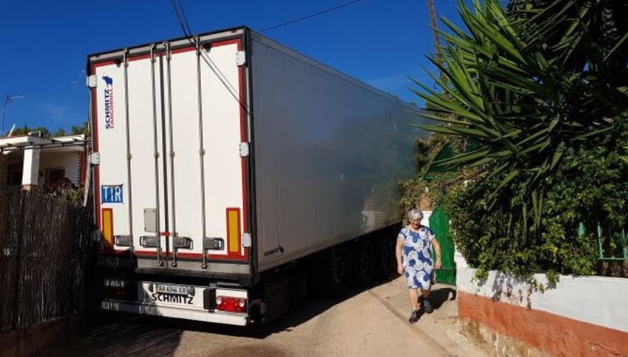 El camión atrapado en el camino Dani Tortajada