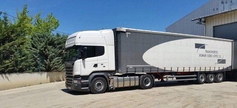Una banda de sis lladres roben un tràiler de l'empresa de transports Osmar Cobo López S.L., situada a l?avinguda dels Països Catalans de Riudellots de la Selva. El camió anava carregat de 66 palets amb càpsules de cafè de Dolce Gusto. La mercaderia sostreta estaria valorada en uns 140.000 euros. Foto: Redacció