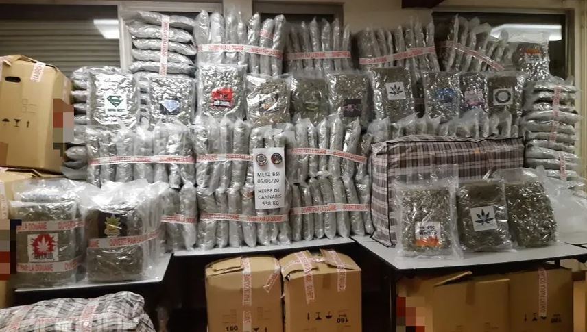 Imagen de las bolsas de cannabis incautadas