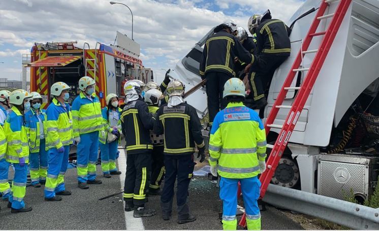 Rescate del camionero por parte de los bomberos