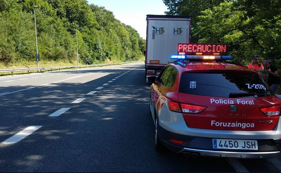Imagen del camión parado en el carril