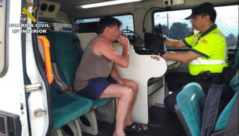 Agente practicando la prueba de alcohol al detenido