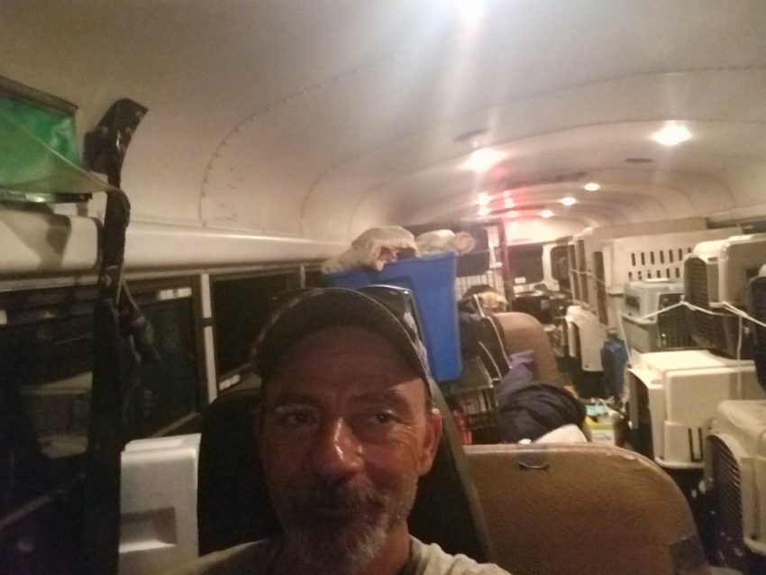 Tony Alsup en su viejo autobús escolar