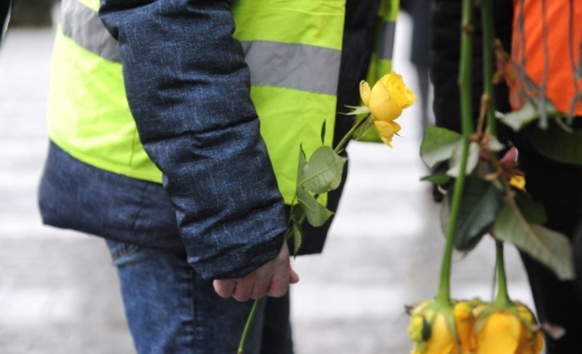 Chalecos amarillos ponen flores en el lugar del atropello