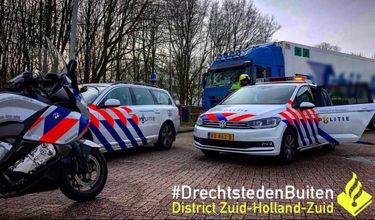 Policía holandesa durante un control a un camión