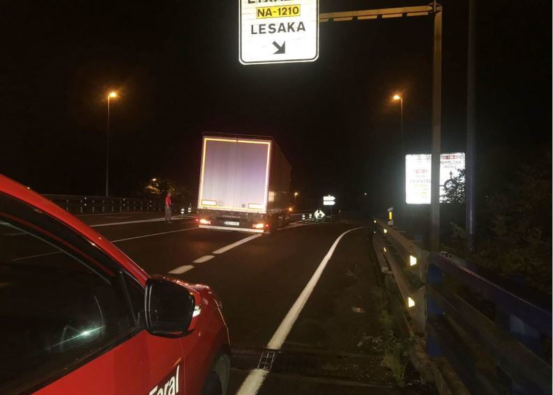 Imagen del camión parado en la N-121-A
