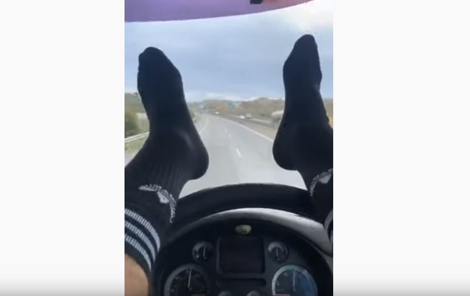 Imagen del camionero conduciendo con los pies
