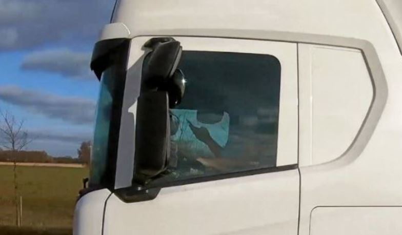 Imagen de un camionero usando el teléfono móvil