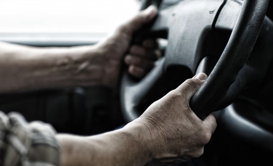 Un camionero al volante.