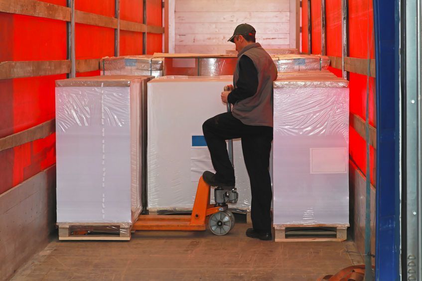 Imagen de un camionero realizando una descarga