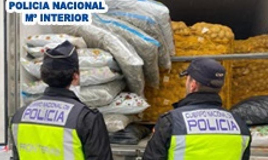 Agentes de la policía nacional revisando la mercancía del camión