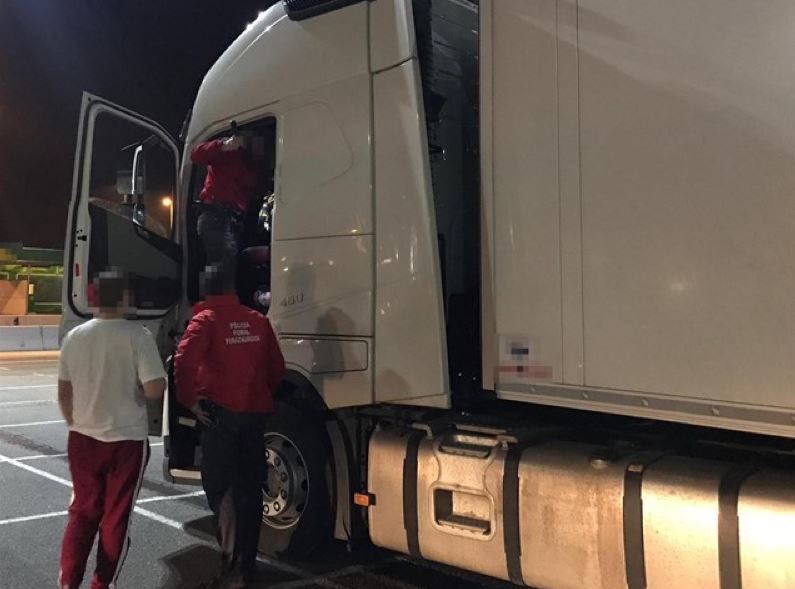 Imagen del camionero con los agentes forales