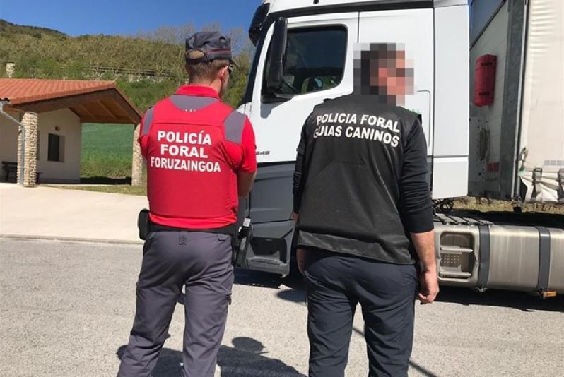 Imagen de los agentes con el camión inmovilizado