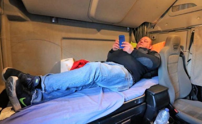 Imagen del camionero al que le han ocupado su vivienda