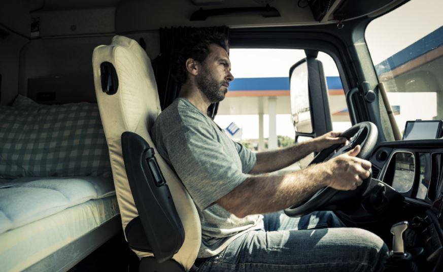 Un camionero al volante.