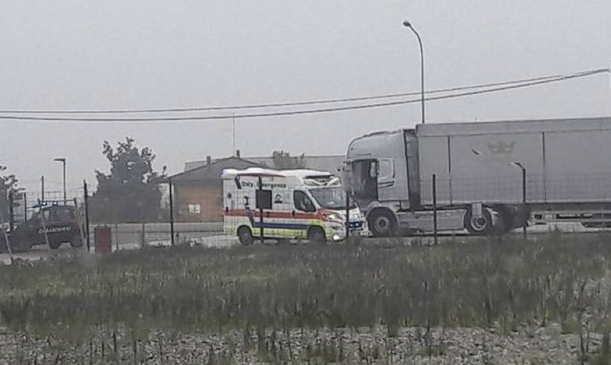 Imagen de una ambulancia junto al camión del fallecido