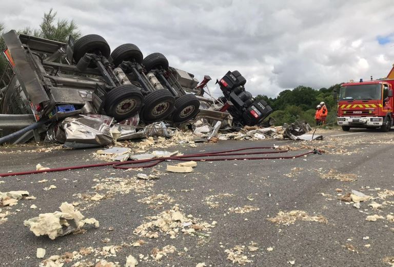 Imagen del camión accidentado