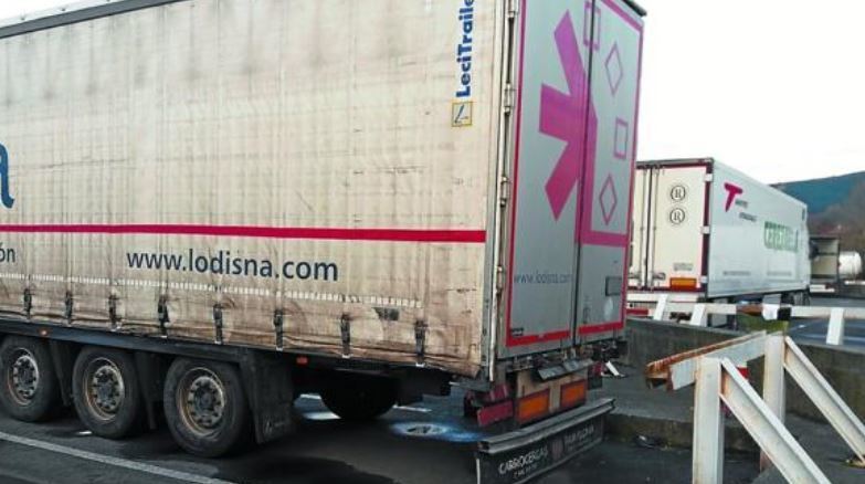Lugar en el que falleció el camionero mientras cambiaba la matrícula. Foto: PEÑALBA