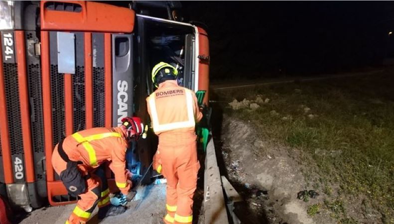 Bomberos rescatando al camionero herido