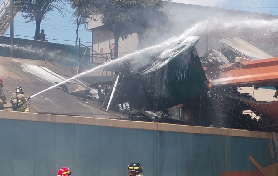 Imagen de los bomberos apagando el incendio del camión