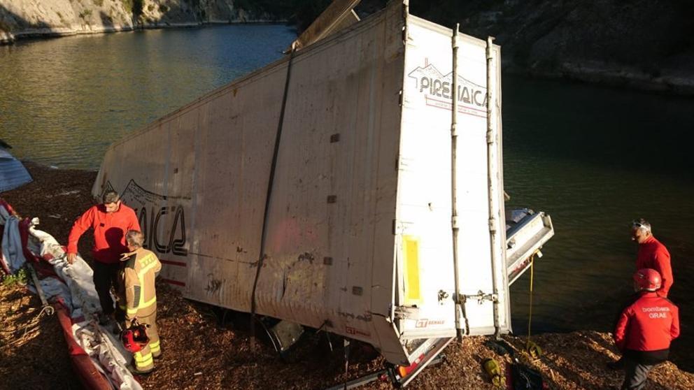 Estado en el que ha quedado el camión tras precipitarse por un puente de 30 metros de altura en Oliana (Bombers de la Generalitat)