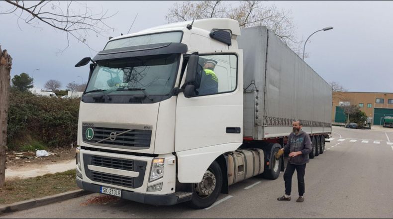El camión mientras era inspeccionado por un agente. Foto: Guàrdia Urbana