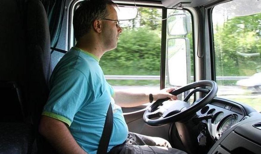Camionero al volante en carretera