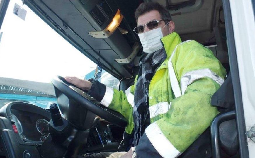 Imagen de un camionero con mascarilla
